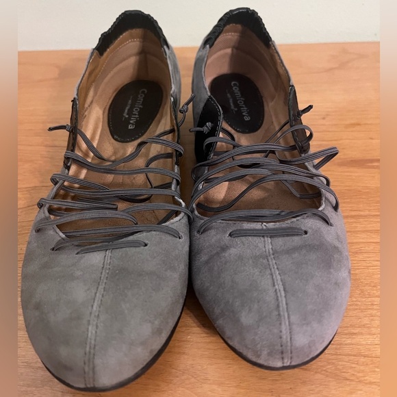 Comfortiva with pillowtop ballet flats. Light grey leather upper. Elastic straps - Picture 3 of 7